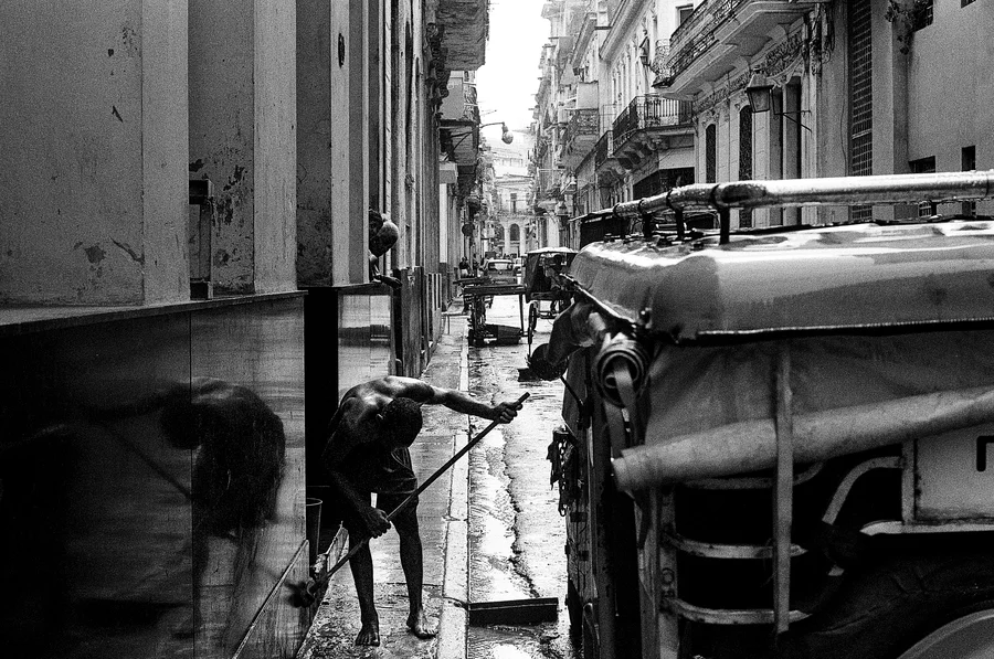 Man washing wall cuba